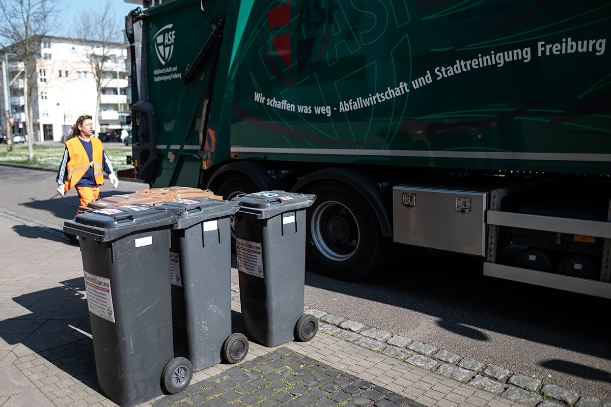 Müllfahrzeug mit Aufschrift "Wir schaffen das weg"