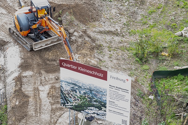 Bagger und Bauschild Kleineschholz