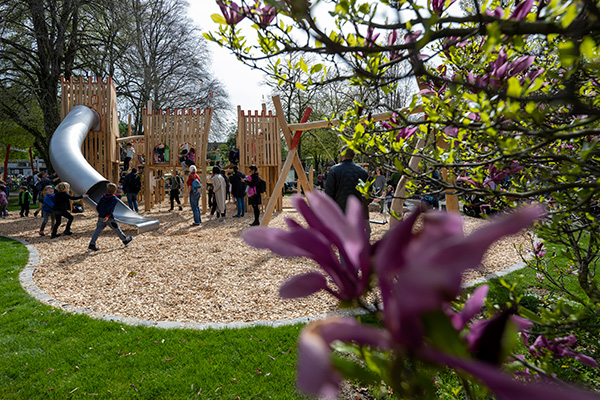 Spielplatz mit Röhrenrutsche