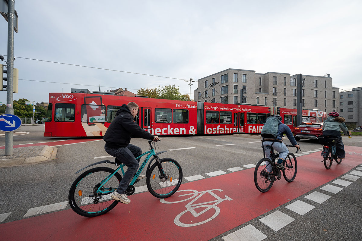 Radfahrende queren die B31 an der Kronenbrücke
