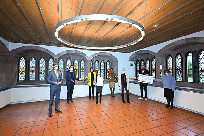 Preisverleihung des Integrationspreises 2020 Acht Personen mit Abstand zueinander in einem Raum