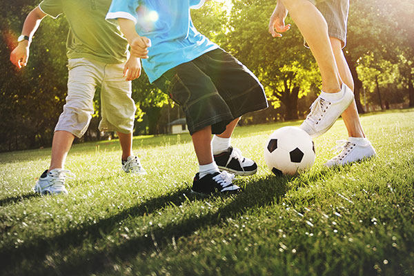 Fußballspielende Kinder