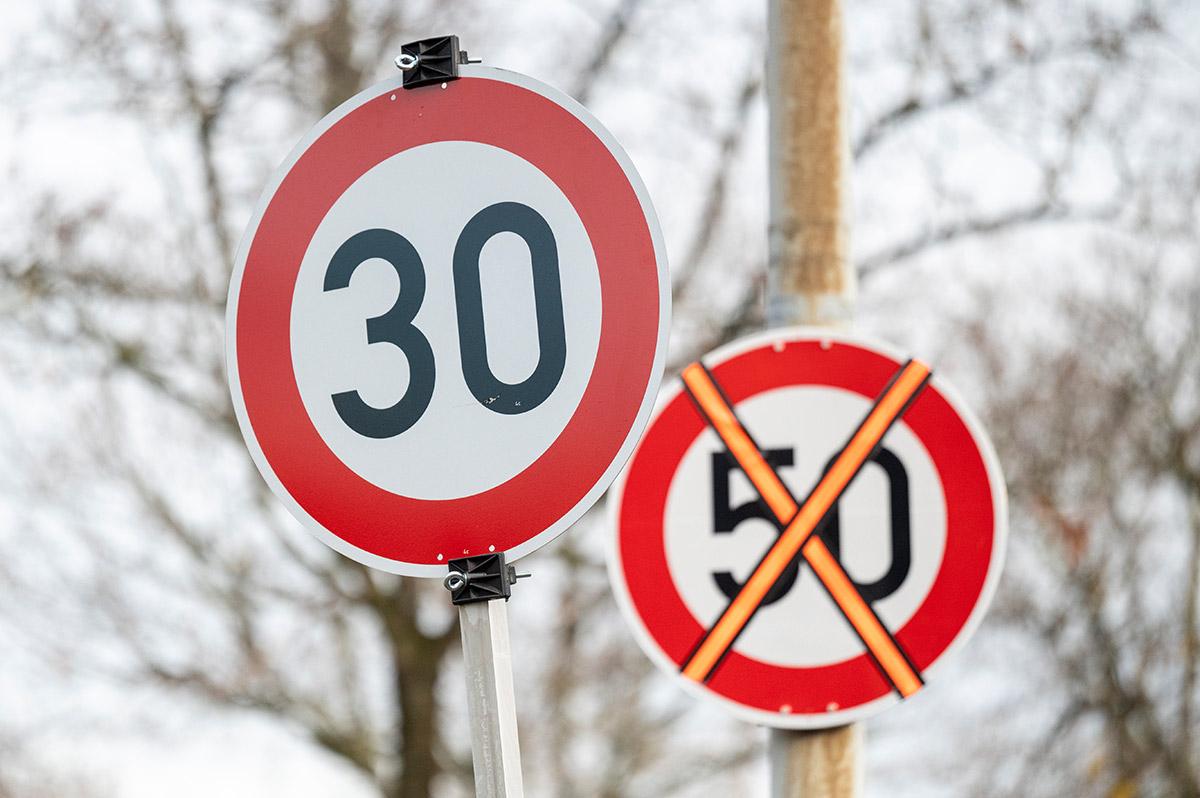 Durchgestrichenes Tempo-50-Schild, davor Tempo-30-Schild