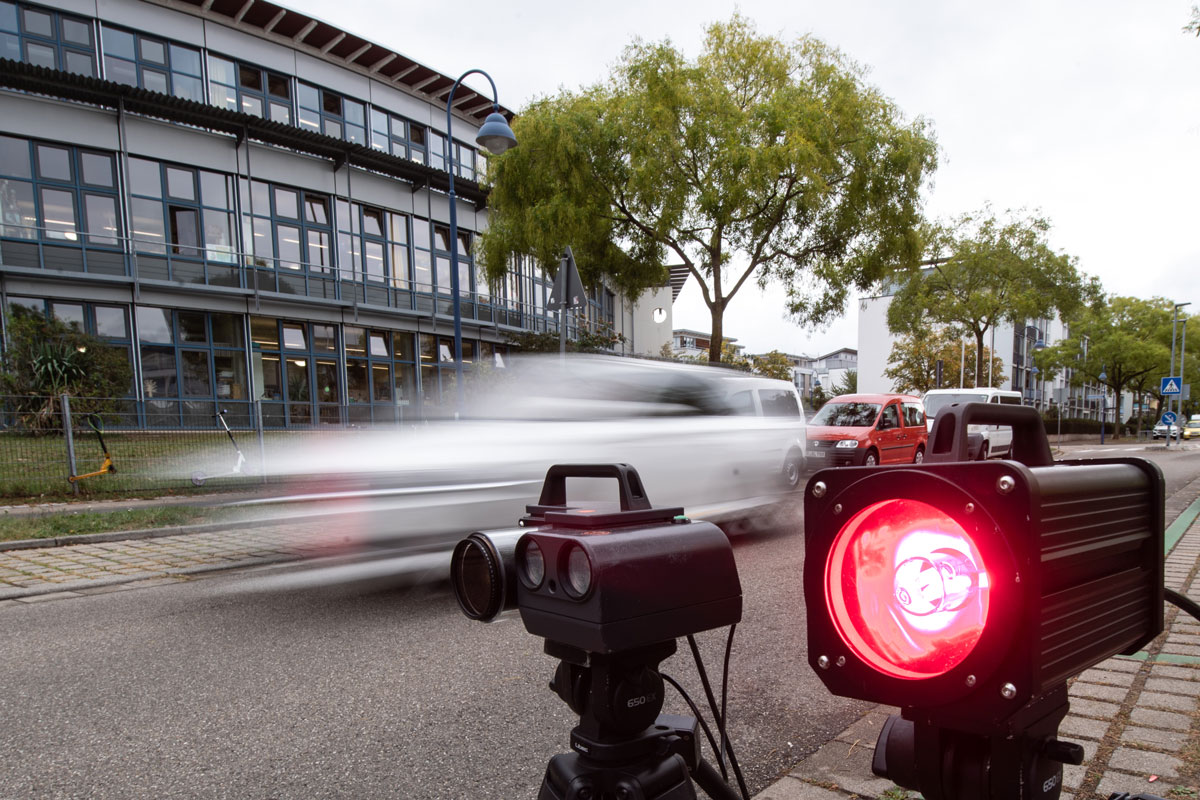 Ein mobiles Blitzgerät steht am Straßenrand