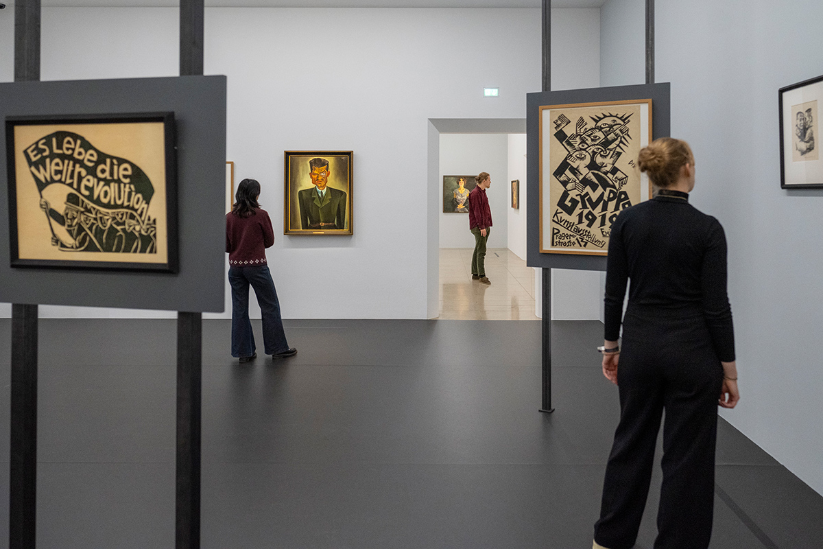 Besuchende in der neuen Ausstellung im Museum für Neue Kunst