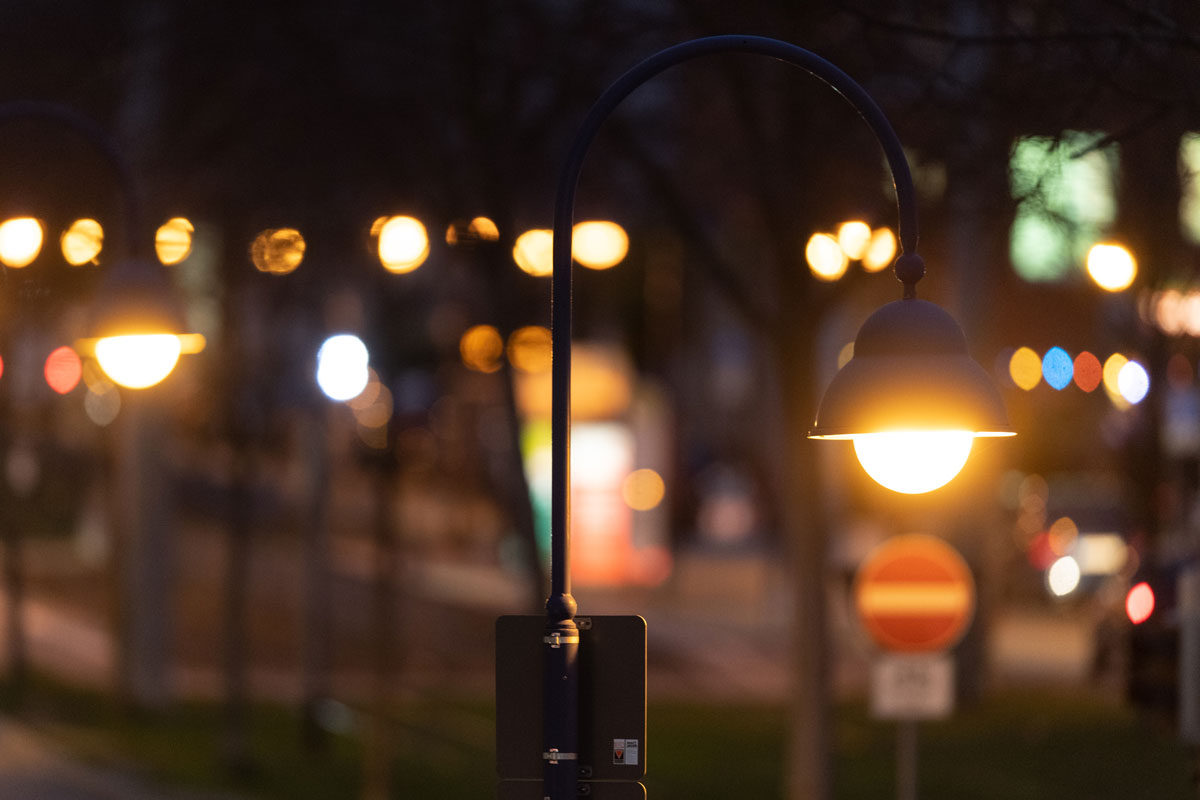 Leuchtende Straßenlaterne