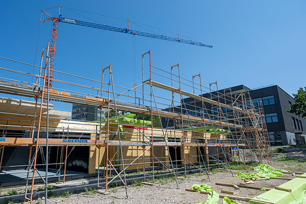 Neubau Staudinger-Schule: zwei Kräne auf Baustelle