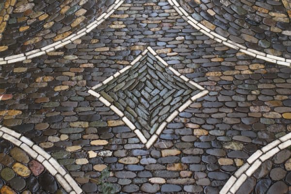 Straßenpflaster Mosaik, zwei auf der Spitze stehende Vierecke ineinander mit hellen und dunklen Rheinkieseln