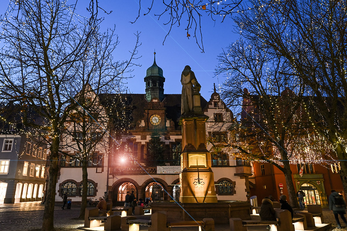 Weihnachtliche Beleuchtung am Rathausplatz