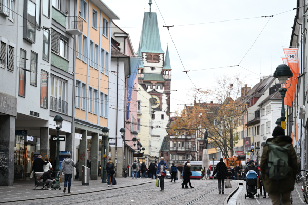 Passanten in der Freiburger Innenstadt