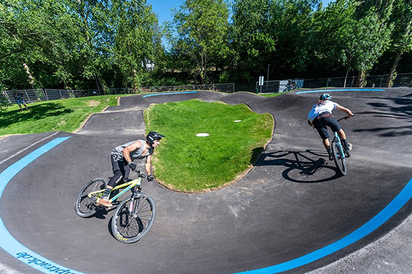 Pumptrack mit zwei Rädern