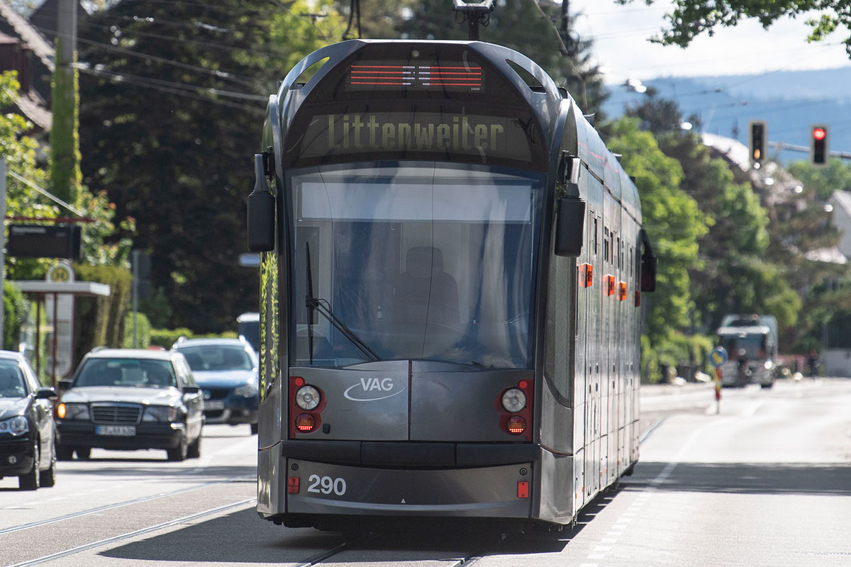 Eine Stadtbahn der Linie 1 fährt Richtung Littenweiler