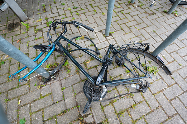 Kaputtes Fahrrad neben Fahrradständer