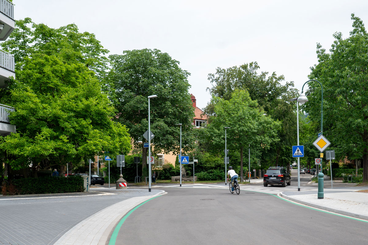 Straßengabelung mit grüner Markierung für Fahrräder