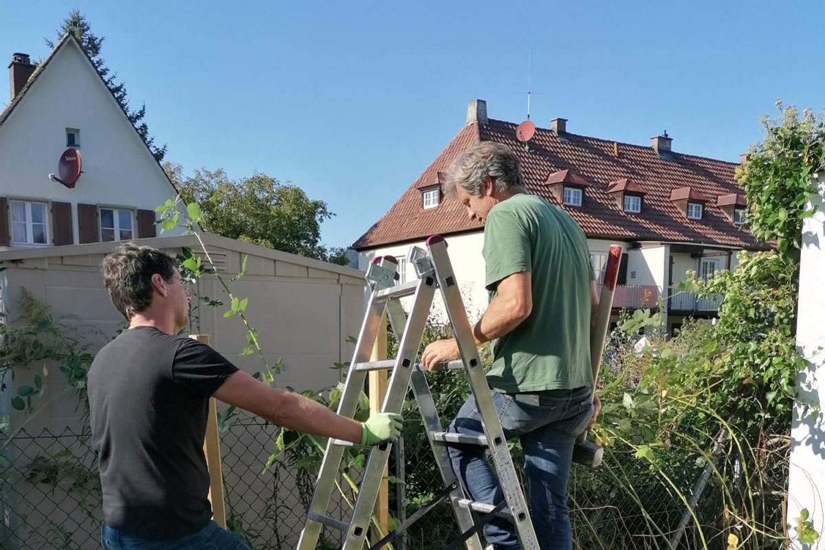 Zwei Männer arbeiten im Garten
