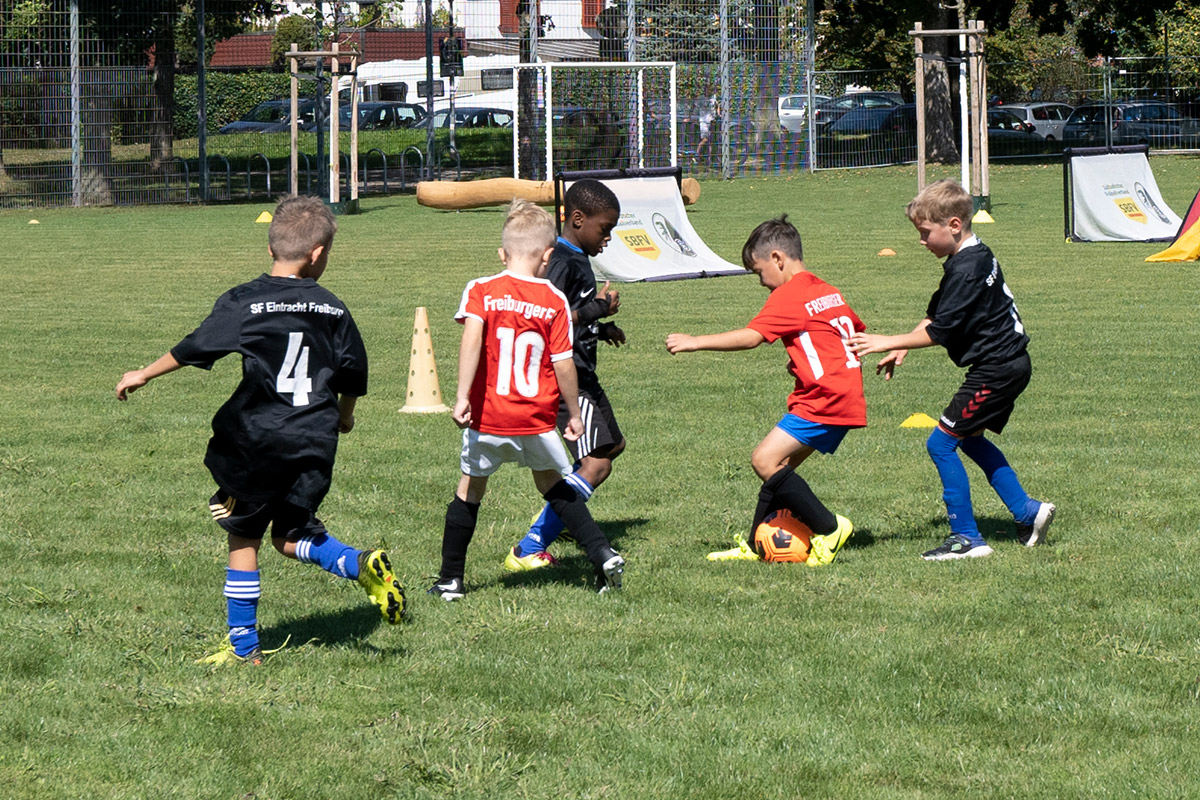 Kinder beim Fußballspielen