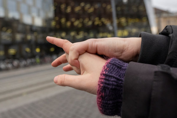 Eine Hand hält eine andere