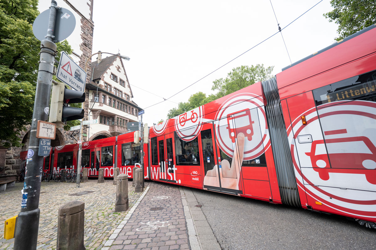 Eine Straßenbahn fährt durch das Schwabentor