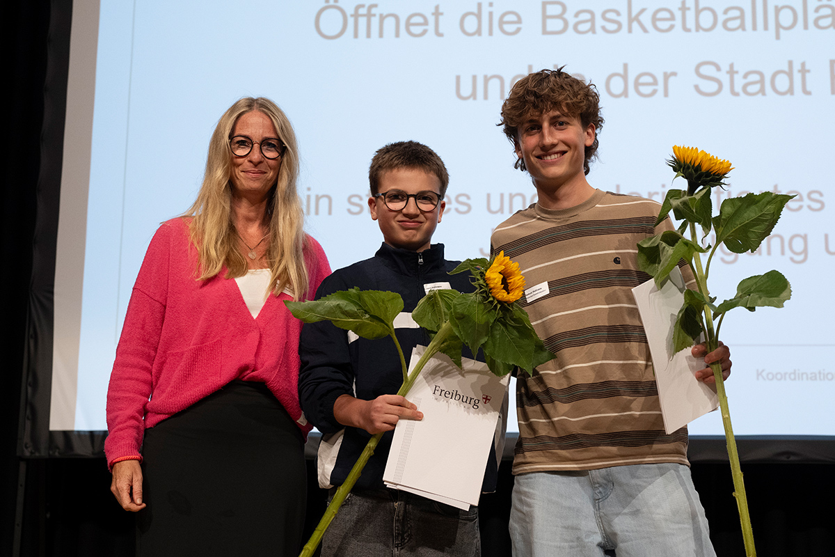 Schüler von "Aufschließen! Öffnet die Basketballplätze in Herdern und in der Stadt Freiburg"