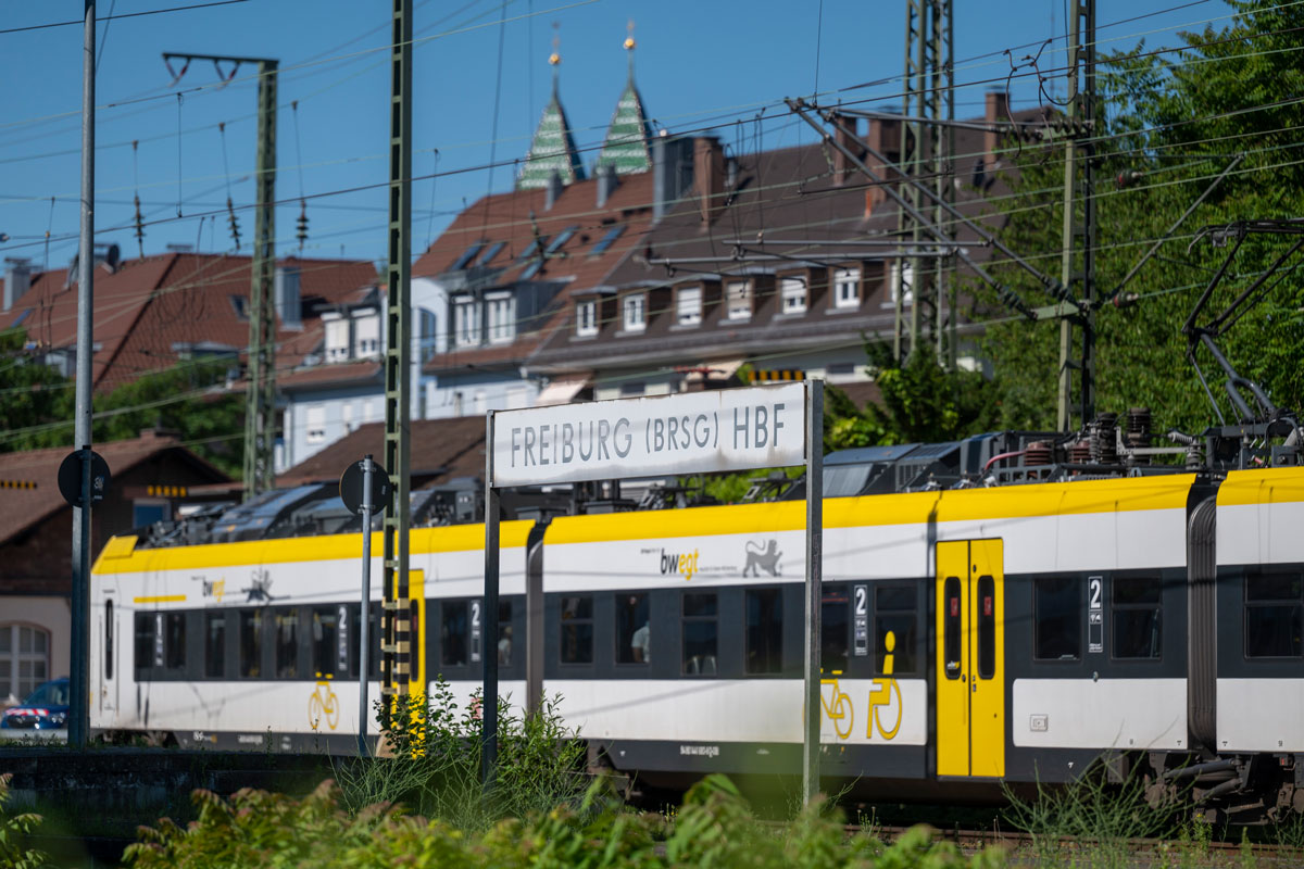 Zug am Freiburger Hauptbahnhof