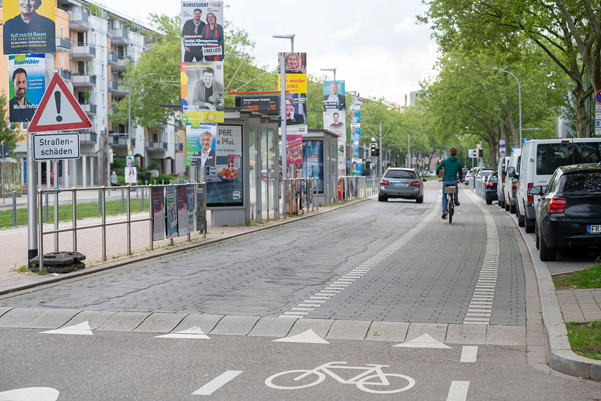 Gepflasterter Straßenabschnitt mit deutlichen Schäden