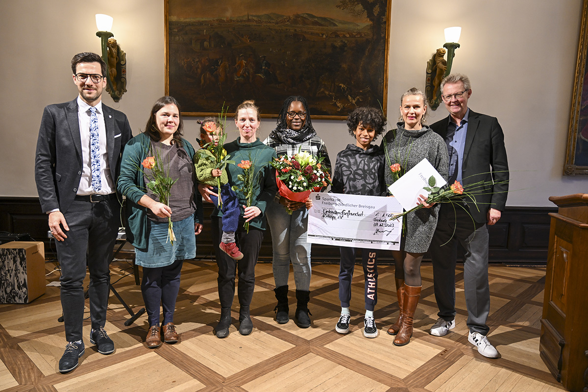 Vertretende des Vereins Kidayo mit einem Spendenscheck