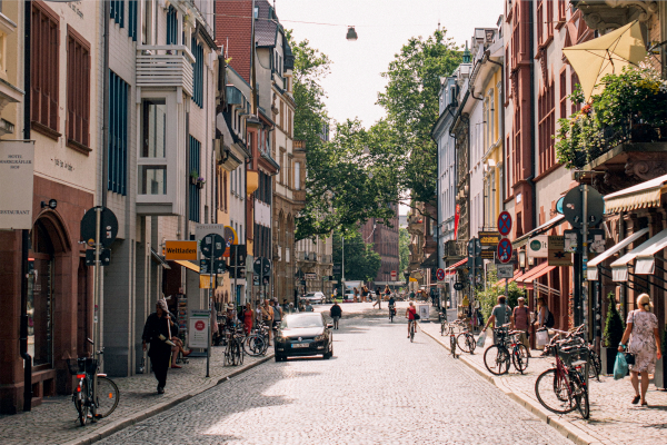 Passanten in der Freiburger Innenstadt