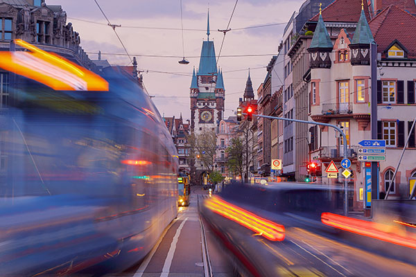 Fahrzeuglichter vor dem Martinstor