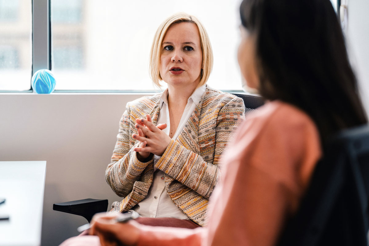 ilkercelik/istockphoto.com Zwei Frauen unterhalten sich