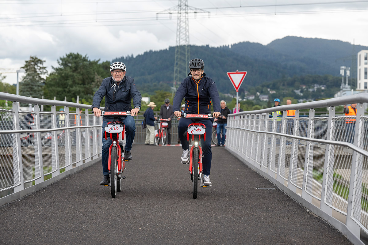 Windfried Hermann und Martin Horn mit Fahrrad auf der Rampe