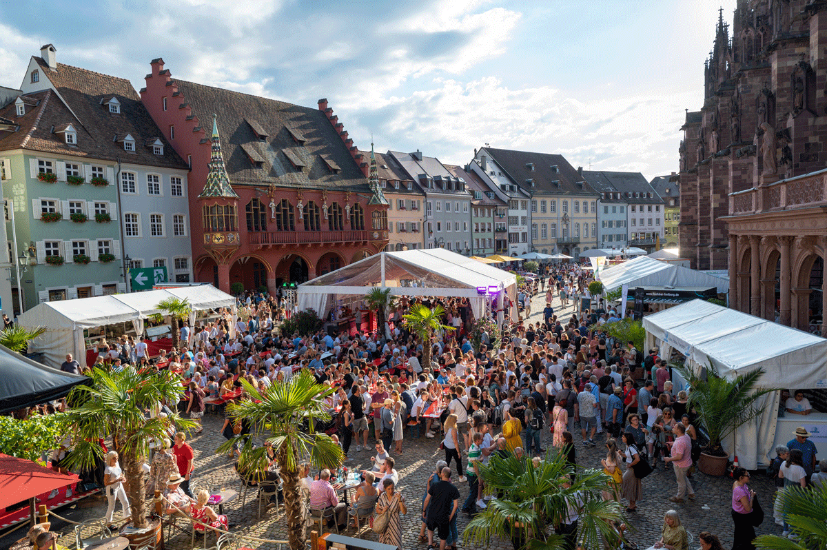 Festliche Stimmung auf dem Münsterplatz Menschengruppe auf dem Marktplatz der Freibuger Altstadt zu feierlichem Anlass