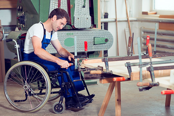 Rollstuhlfahrer bei der Arbeit in der Werkstatt