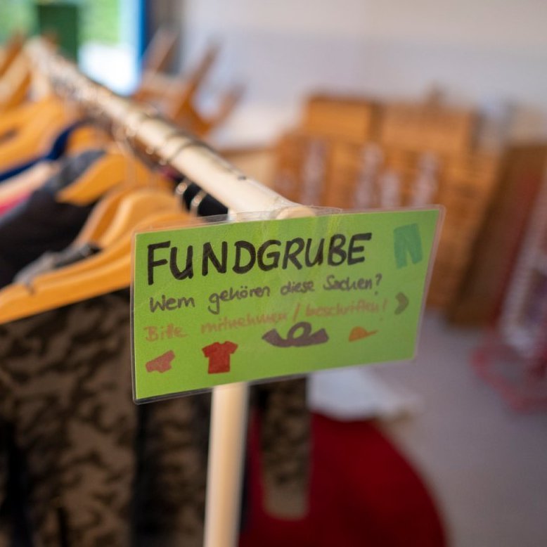 Eine Garderobe die mit "Fundgrube" beschriftet ist.