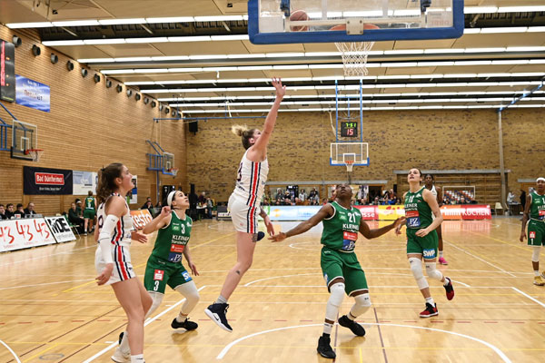 Basketball-Spielende in einer Halle