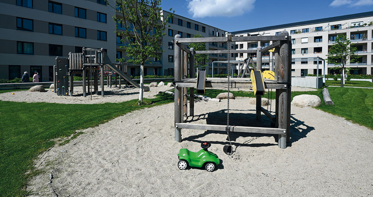 Uni-Carrè im Stadtteil Stühlinger - Bauverein Breisgau eG: Innenentwicklung im Bestand und Mehrfachnutzung: Im Uni-Carrè findet sich eine Blockrandbebauung mit vielfältigem Wohnungs-Mix aus seniorengerechten, Ein-Zimmer- bis zu familiengerechten Fünf-Zimmerwohnungen, Servicewohnen, einer KiTa, Tagespflege/Nachtpflege sowie Gewerbeflächen (u.a. Café-Bäckerei, Mietergärten und Gemeinschaftsgarten). Uni-Carrè im Stadtteil Stühlinger - Bauverein Breisgau eG: Innenentwicklung im Bestand und Mehrfachnutzung: Im Uni-Carrè findet sich eine Blockrandbebauung mit vielfältigem Wohnungs-Mix aus seniorengerechten, Ein-Zimmer- bis zu familiengerechten Fünf-Zimmerwohnungen, Servicewohnen, einer KiTa, Tagespflege/Nachtpflege sowie Gewerbeflächen (u.a. Café-Bäckerei, Mietergärten und Gemeinschaftsgarten).