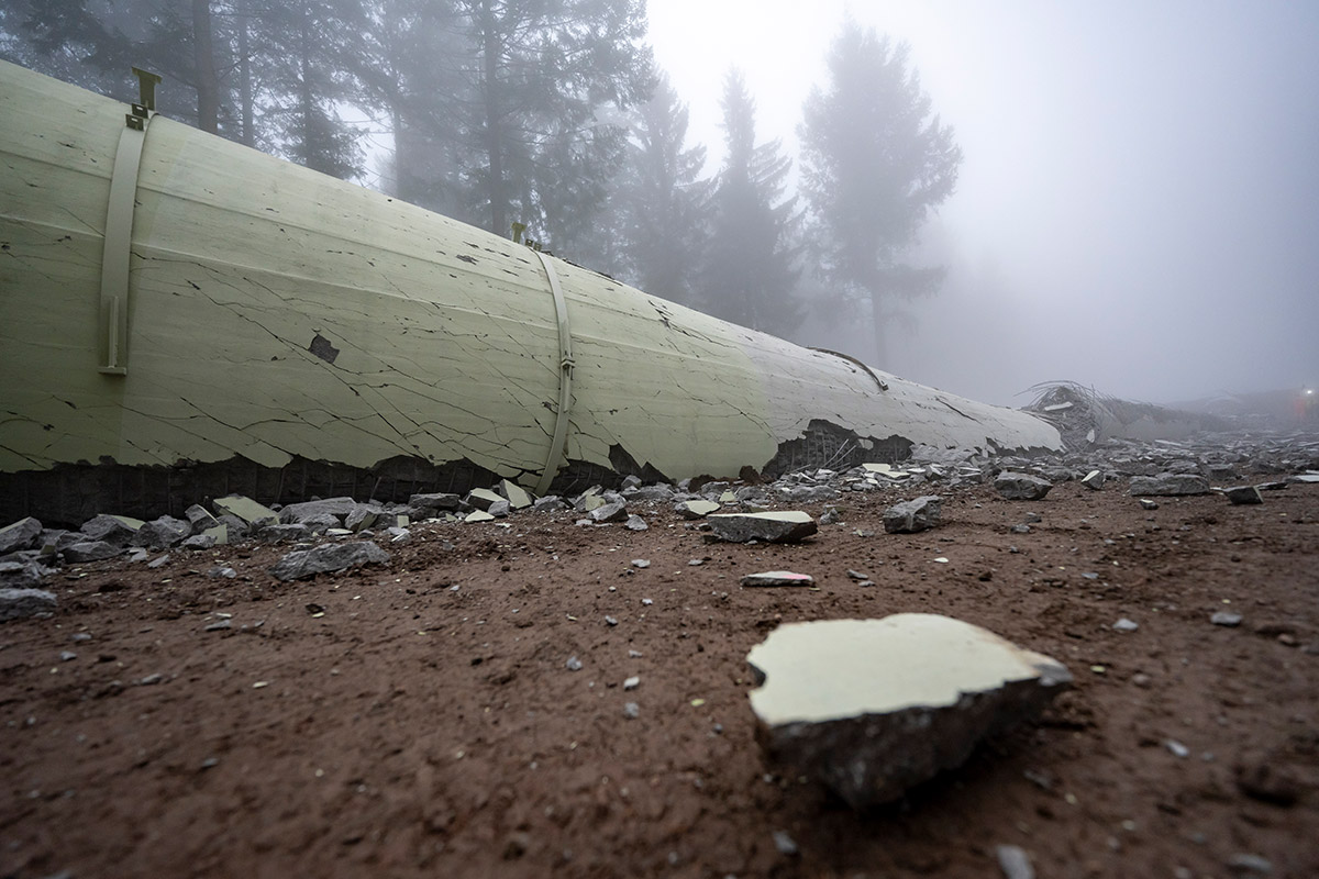 Reste des gesprengten Windrads bei Nebel