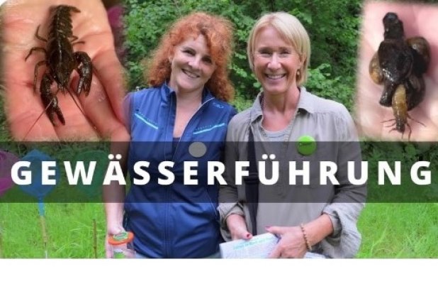 Zwei Gewässerführerinnen die einen Krebs und ein Wassergeistchen in den Händen halten