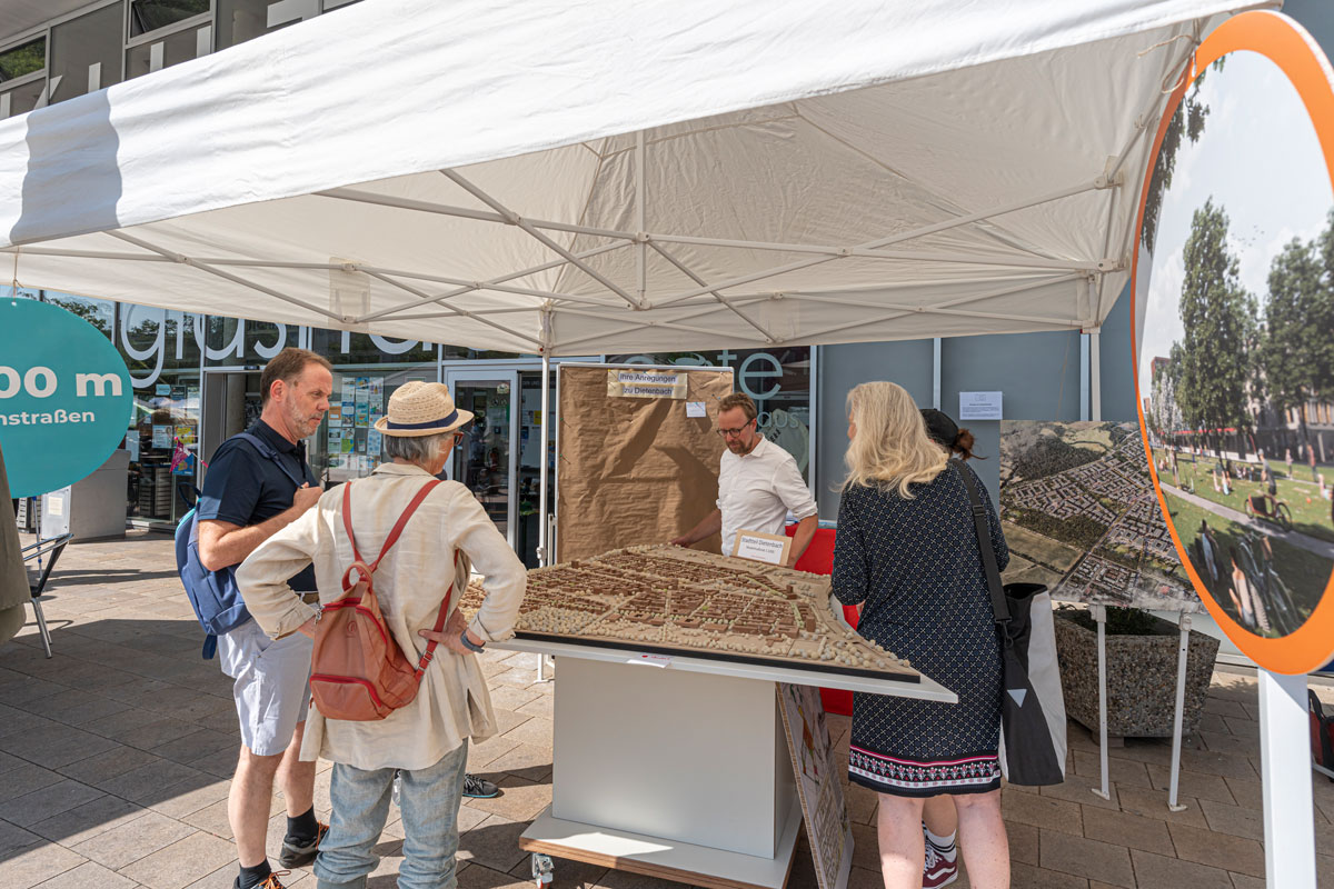 Infostand mit einem Modell des neuen Stadtteil Dietenbach