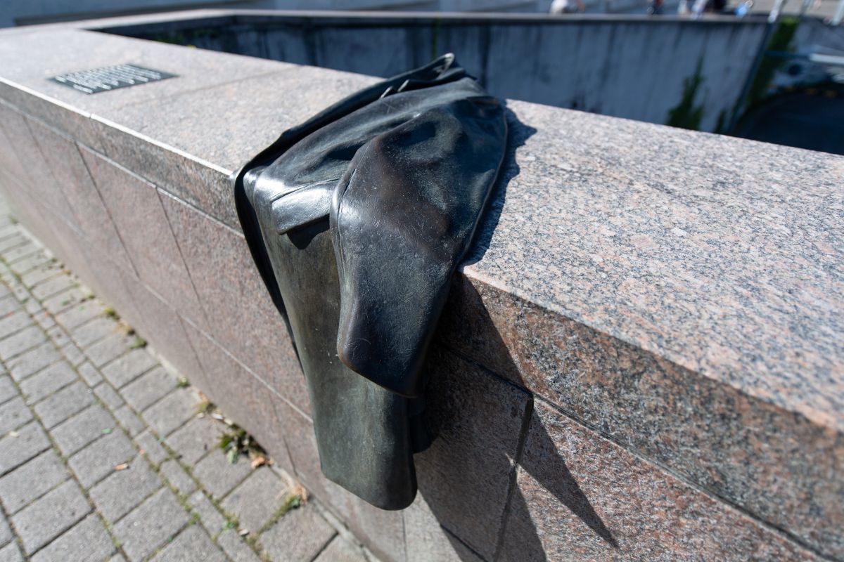 Mantel-Mahnmal auf der Wiwilí-Brück
