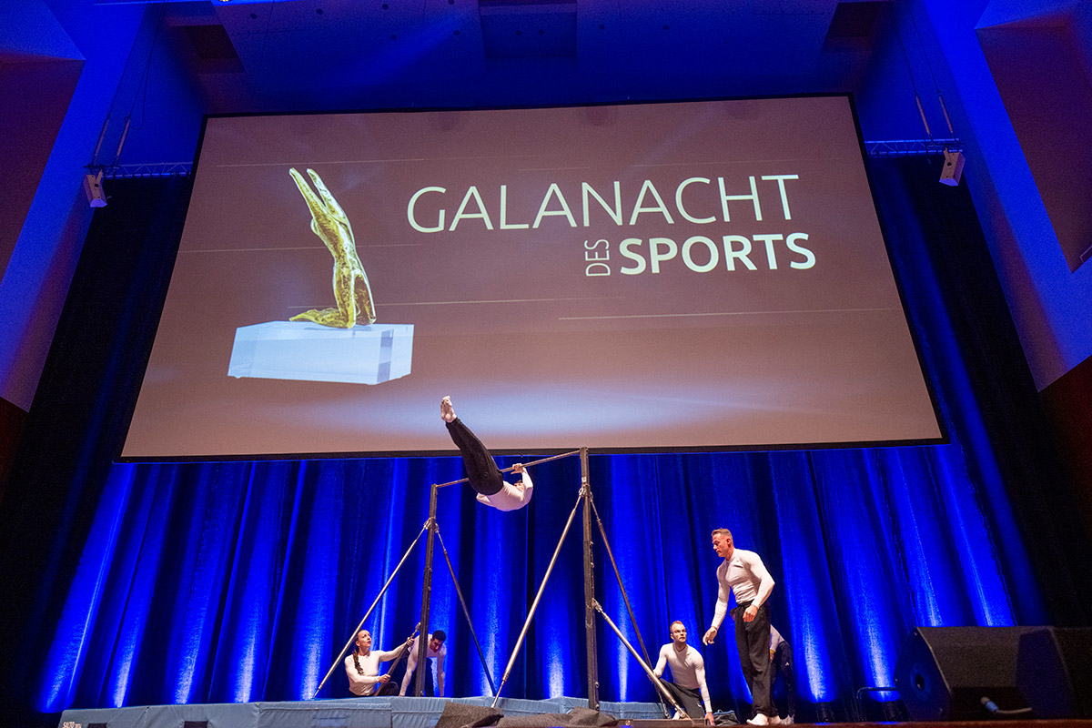 Turnvorführung vor Schriftzug "Galanacht des Sports"