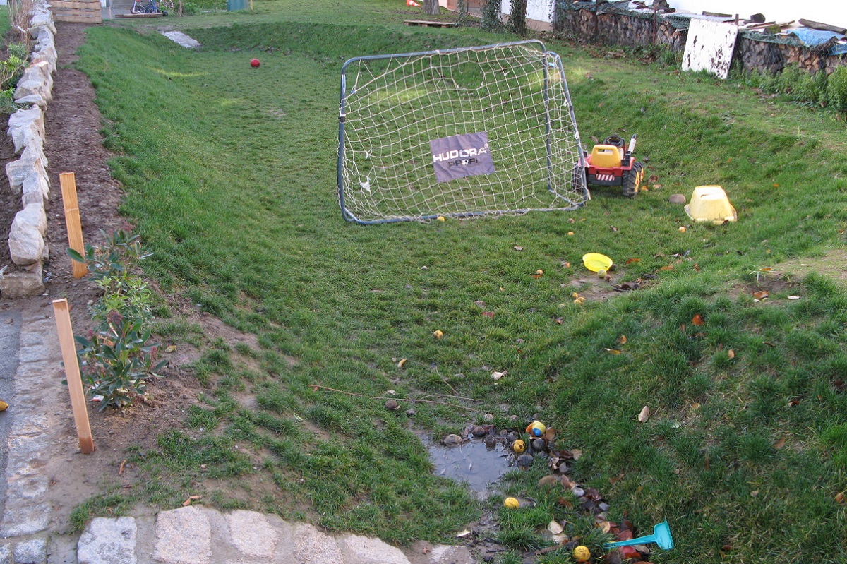 Spielgeräte in Versickerungsmulde