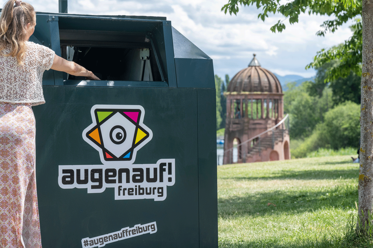 Frau wirft Müll in Container im Seepark
