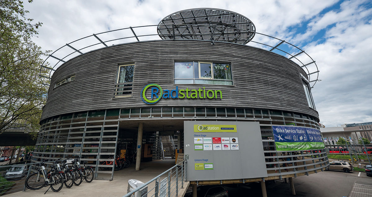Verkehrsumstiegsplatz: Die Radstation an der blauen Brücke dient als Verkehrsumstiegsplatz auf die verschiedenen Verkehrsarten (Bahn/Auto/Rad/Straßenbahn/Fuß). Verkehrsumstiegsplatz: Die Radstation an der blauen Brücke dient als Verkehrsumstiegsplatz auf die verschiedenen Verkehrsarten (Bahn/Auto/Rad/Straßenbahn/Fuß).