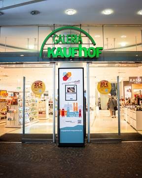 Stehle vor Galeria Kaufhof Stehle vor Galeria Kaufhof