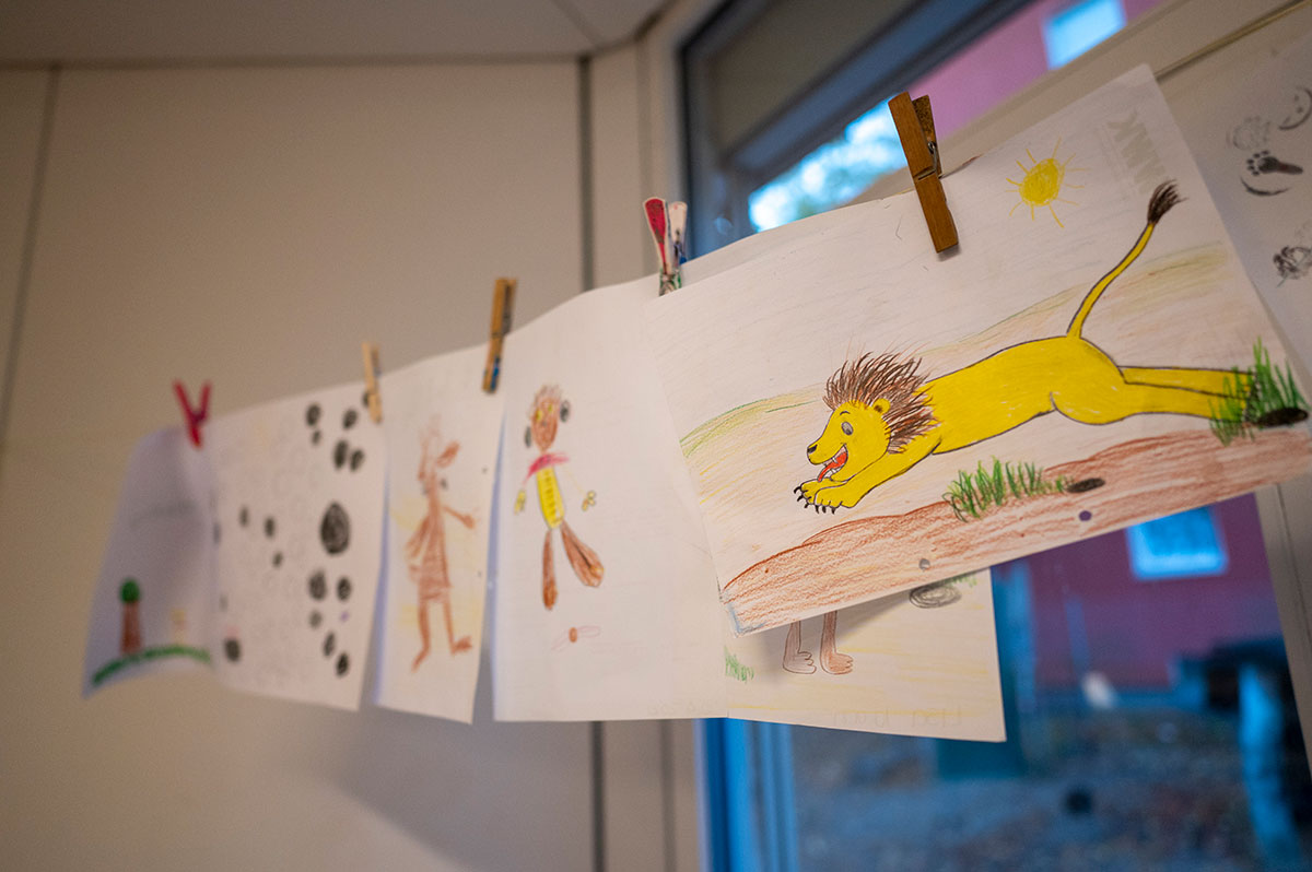 Kinderbilder mit Löwen aufgehängt in einer Kita Kinderbilder mit Löwen aufgehängt in einer Kita
