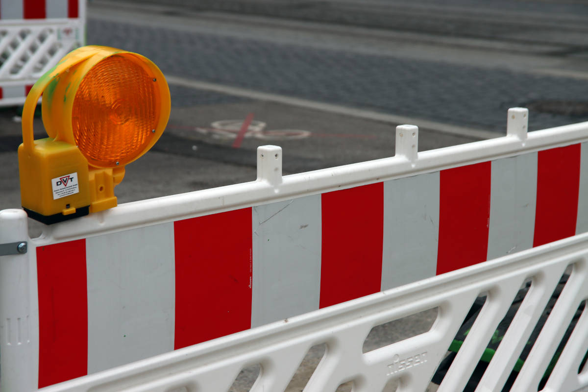 rot-weiße Straßensperrung mit Baulicht