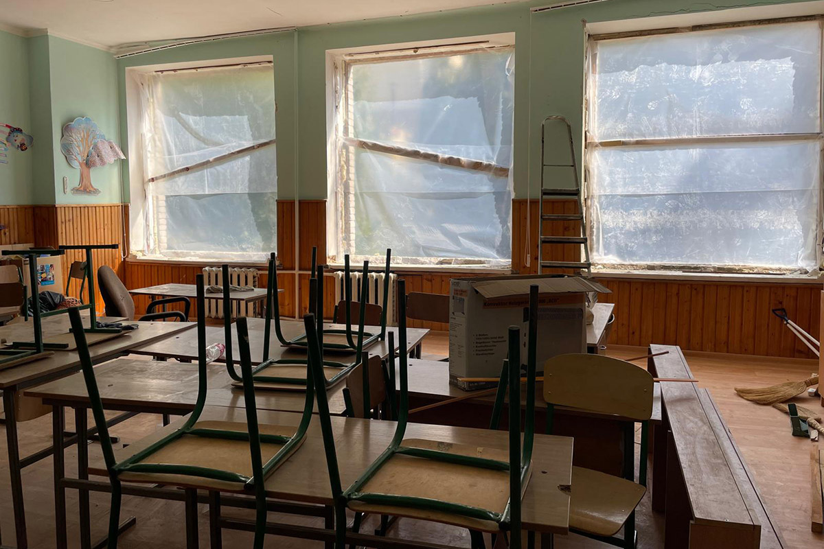 Klassenzimmer mit zerstörten Fenstern