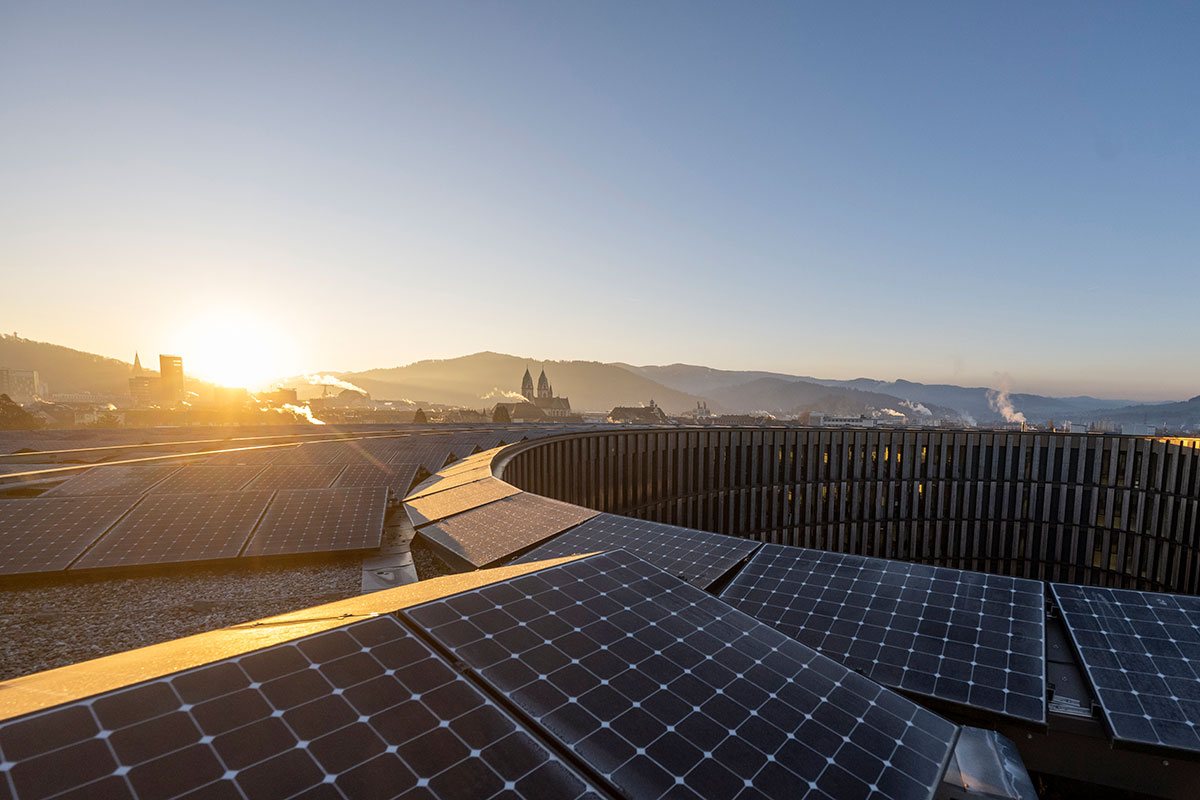 Das Solardach des Rathauses im Stühlinger im Sonnenaufgang