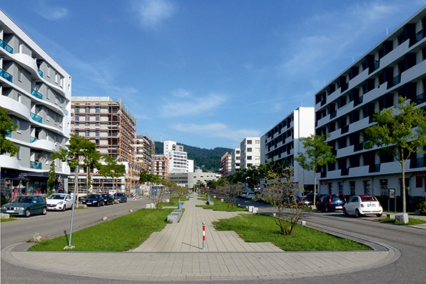 Mehrgeschossige Wohnblocks rechts und links entlang einer Straße