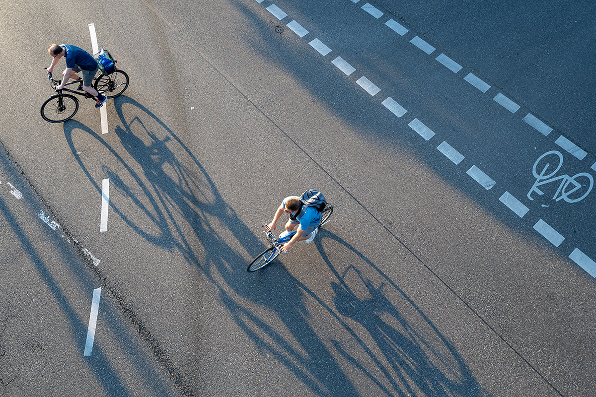 Zwei Fahrradfahrende von oben.